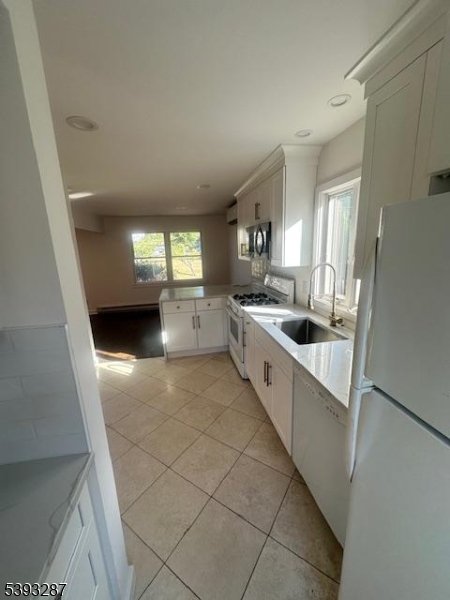 Cedar Grove Twp., New Jersey 07009, United States, 2 Bedrooms Bedrooms, ,3 BathroomsBathrooms,Residential,Active,232367