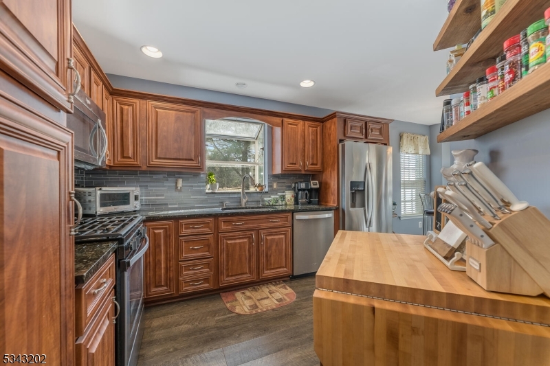 Clinton Twp., New Jersey 08801, United States, 2 Bedrooms Bedrooms, ,3 BathroomsBathrooms,Residential,Pending,87058