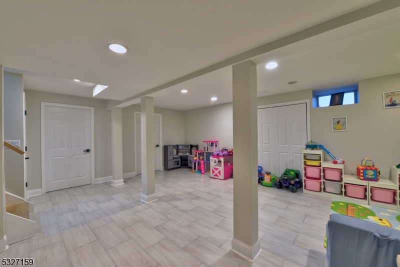 Pequannock Twp., New Jersey 07444, United States, 4 Bedrooms Bedrooms, ,3 BathroomsBathrooms,Residential,Active,28853