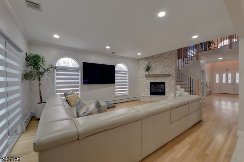 Pequannock Twp., New Jersey 07444, United States, 4 Bedrooms Bedrooms, ,3 BathroomsBathrooms,Residential,Active,28853