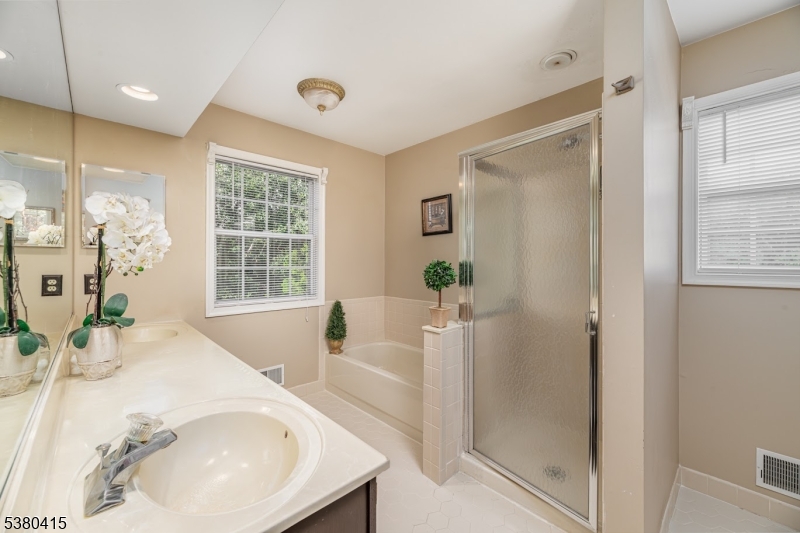 Vernon Twp., New Jersey 07461, United States, 4 Bedrooms Bedrooms, ,3 BathroomsBathrooms,Residential,Active,200586