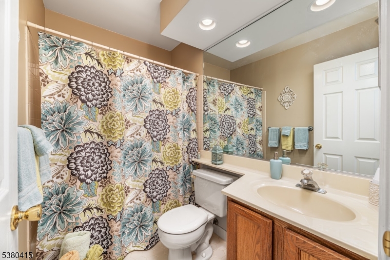 Vernon Twp., New Jersey 07461, United States, 4 Bedrooms Bedrooms, ,3 BathroomsBathrooms,Residential,Active,200586