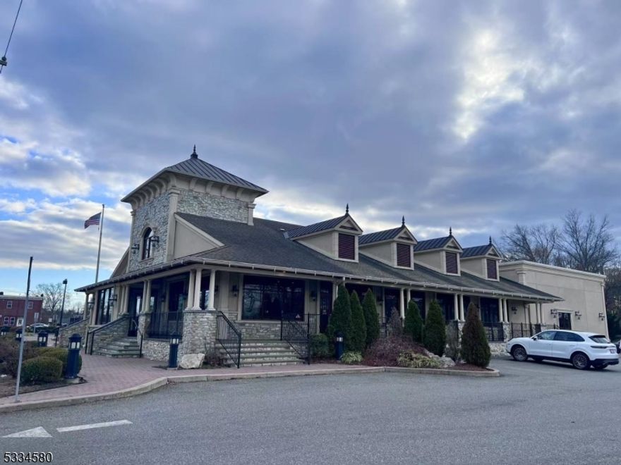 16000 sq ft Busy Restaurant with building for sale, with liquor license, equipment / turn key business for sell.