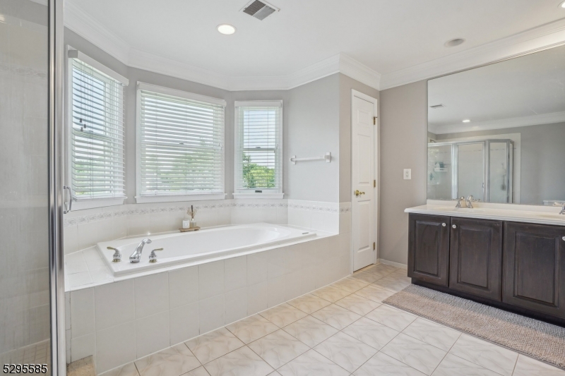 Ironia, Heritage VIII - Residential