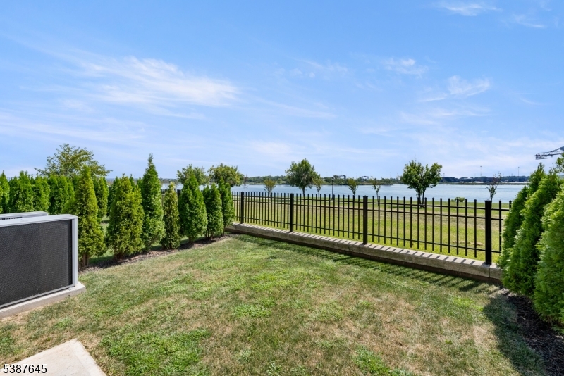 HARBOR FRONT - Residential