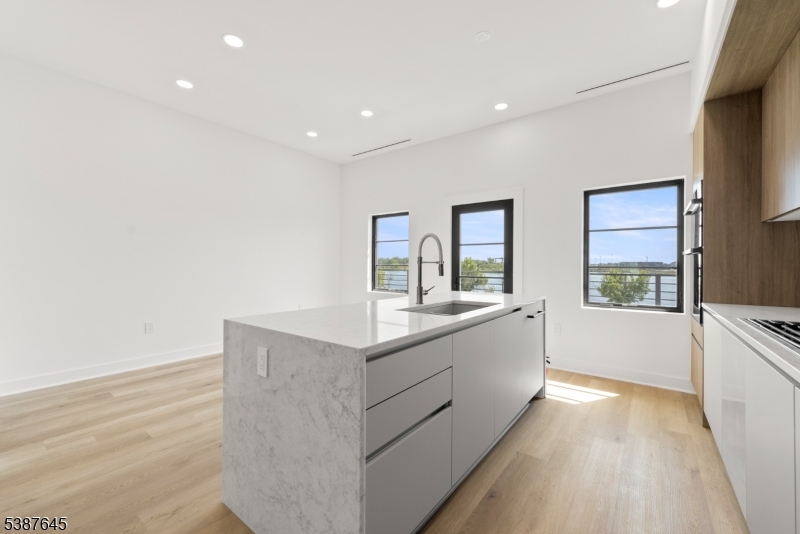 HARBOR FRONT - Residential