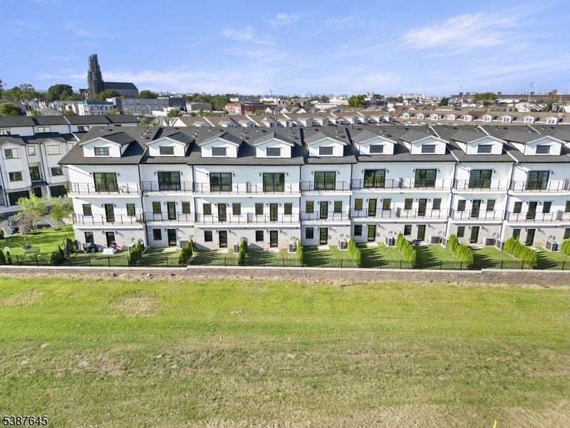 HARBOR FRONT - Residential