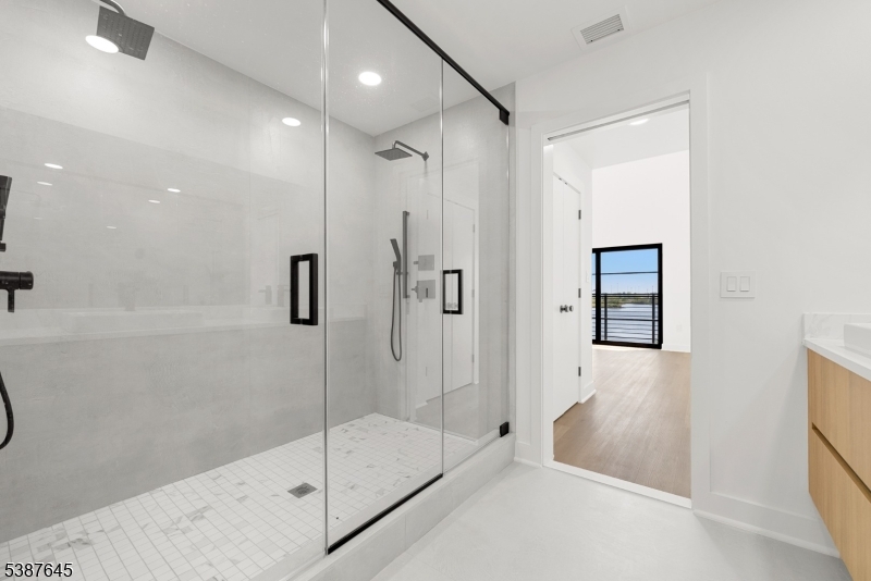 HARBOR FRONT - Residential