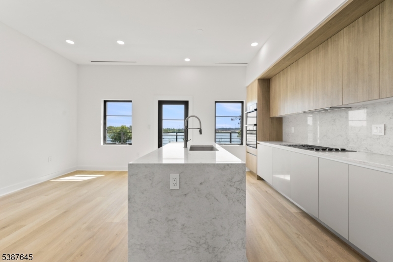 HARBOR FRONT - Residential