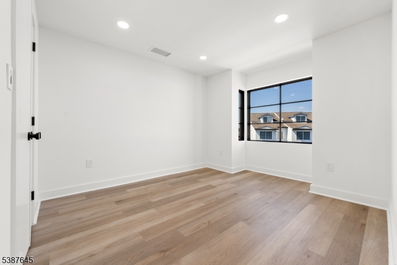 HARBOR FRONT - Residential