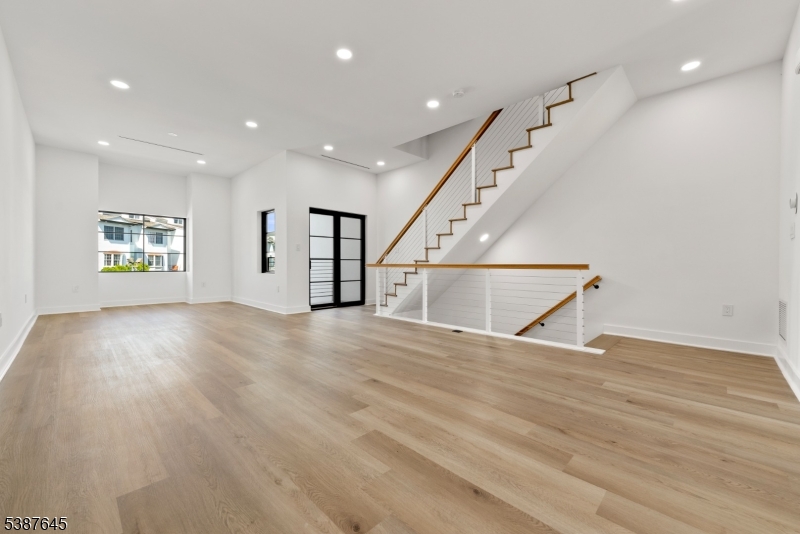 HARBOR FRONT - Residential