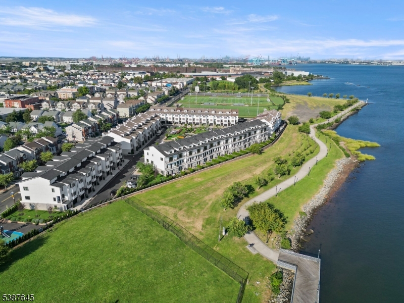 HARBOR FRONT - Residential