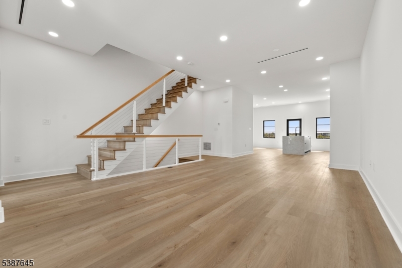 HARBOR FRONT - Residential