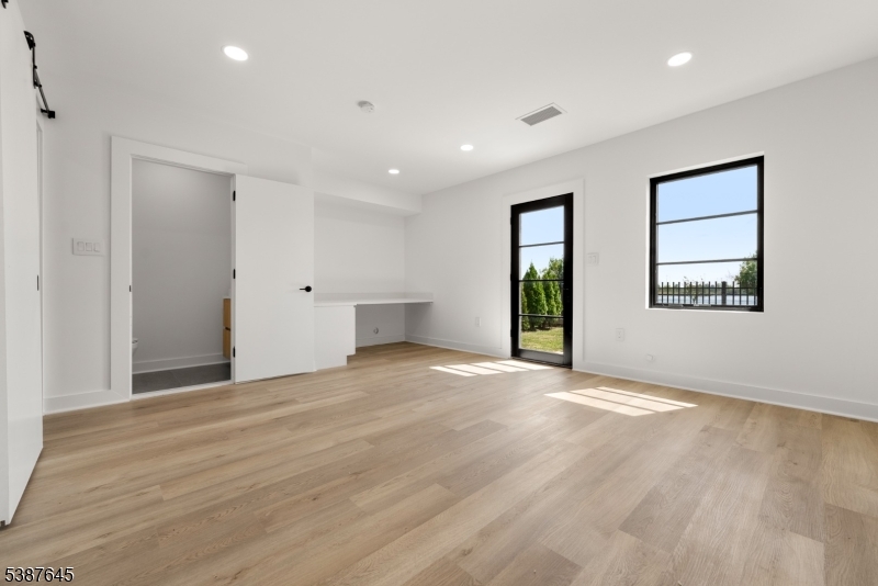 HARBOR FRONT - Residential