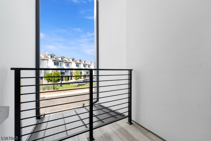 HARBOR FRONT - Residential