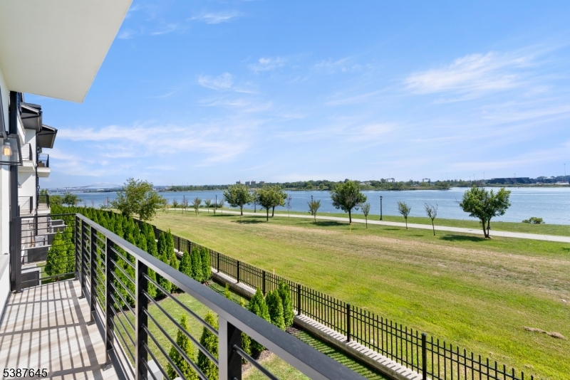 HARBOR FRONT - Residential