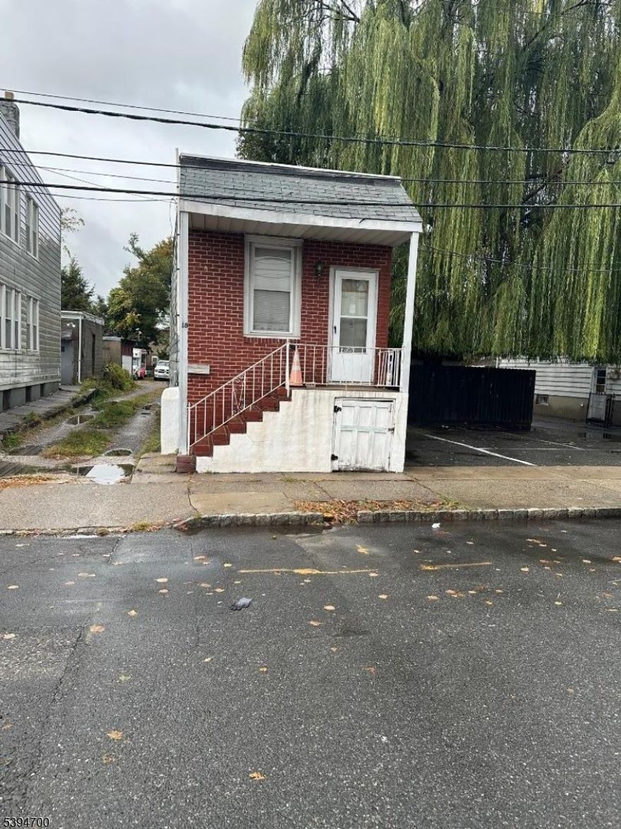 DEEP  LOT  VALUE IS IN THE LAND.  CLOSE TO SHOPPING AND TRANSPORTATION.