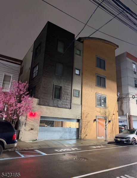 209-211 40th St - Residential