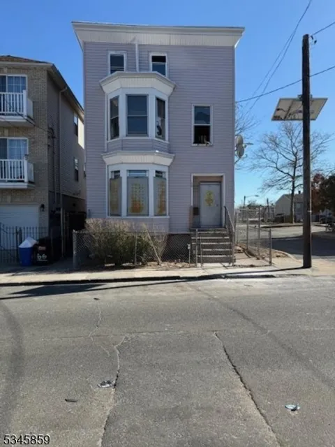 MLS: 3952690