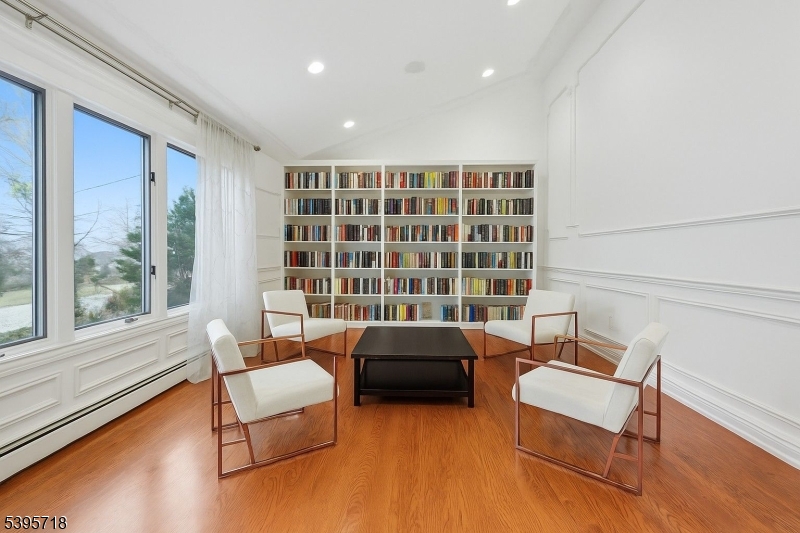 RIKER HILL - Residential