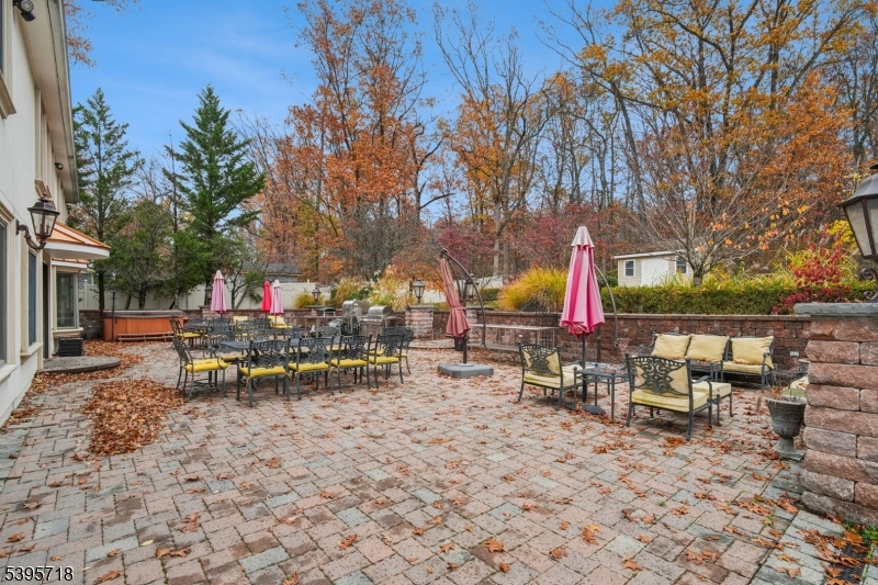 RIKER HILL - Residential