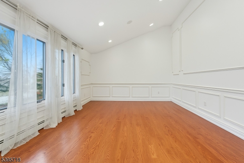 RIKER HILL - Residential