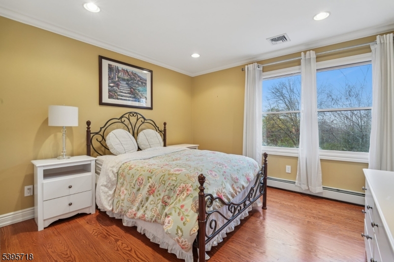 RIKER HILL - Residential