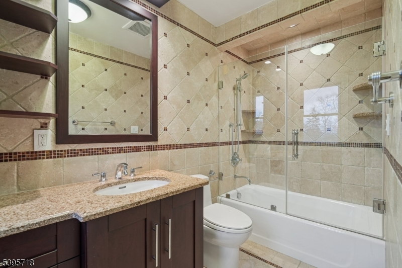 RIKER HILL - Residential