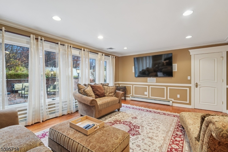 RIKER HILL - Residential