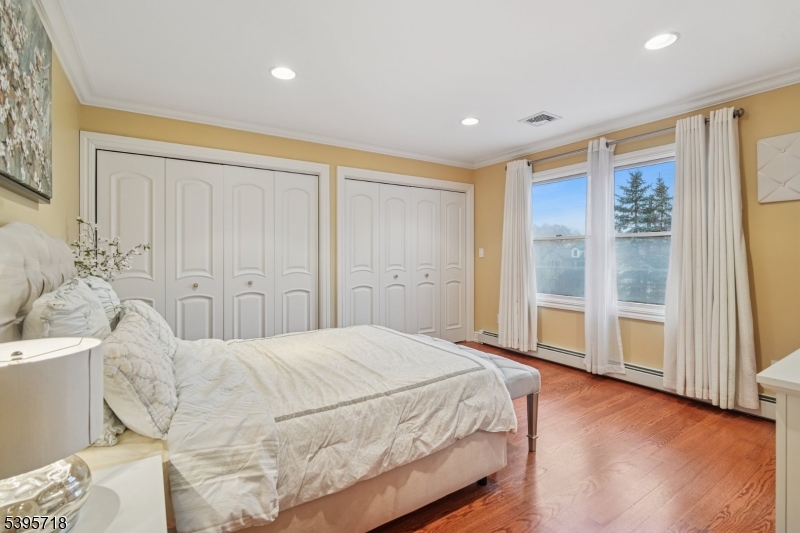 RIKER HILL - Residential