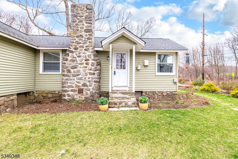 Vernon Twp., New Jersey 07422, United States, 2 Bedrooms Bedrooms, ,1 BathroomBathrooms,Residential,Pending,108040