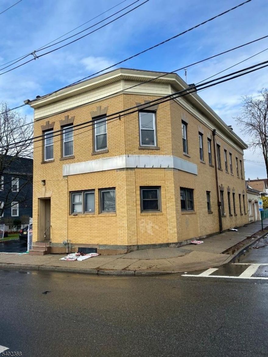 Unit 2 is a spacious 2-beds, 1-bath apartment offering ample living space. Located on the first floor of an 4-unit building this unit features large windows with lots of natural light. Conveniently located near shops, dining, and transit, this is an incredible opportunity! Schedule your tour today!