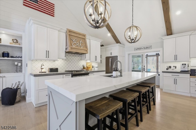 .6 miles to town/train - Residential