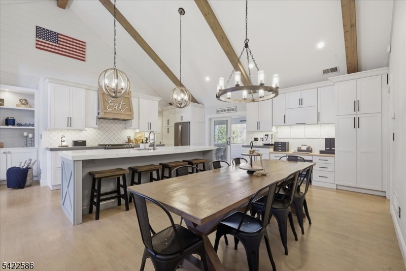 .6 miles to town/train - Residential