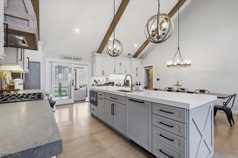 .6 miles to town/train - Residential