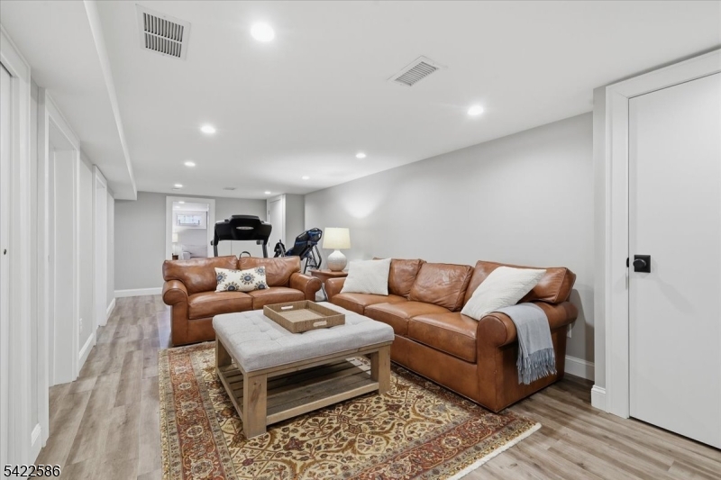 .6 miles to town/train - Residential