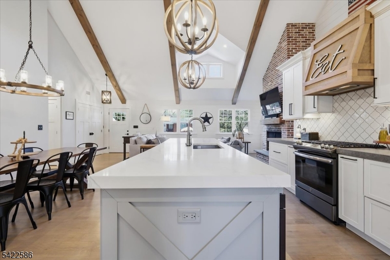 .6 miles to town/train - Residential