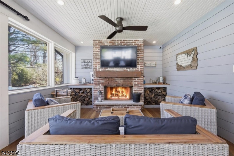 .6 miles to town/train - Residential