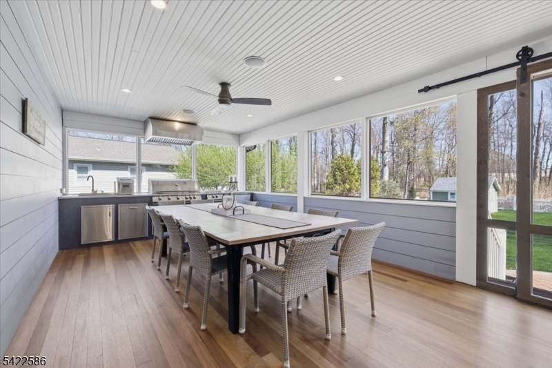 .6 miles to town/train - Residential