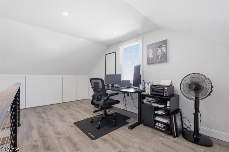 .6 miles to town/train - Residential