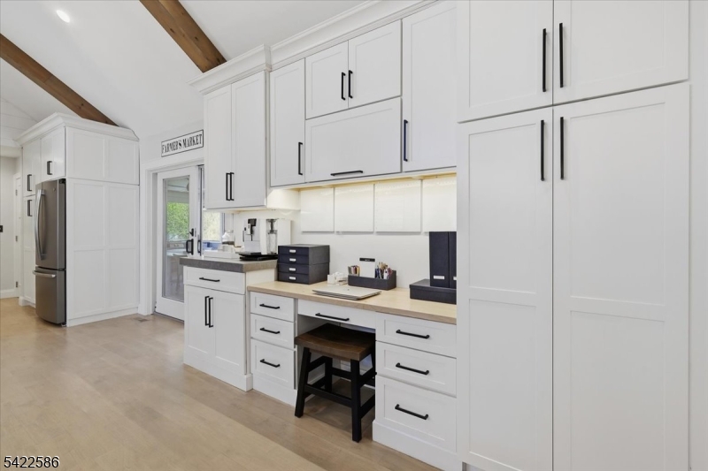 .6 miles to town/train - Residential