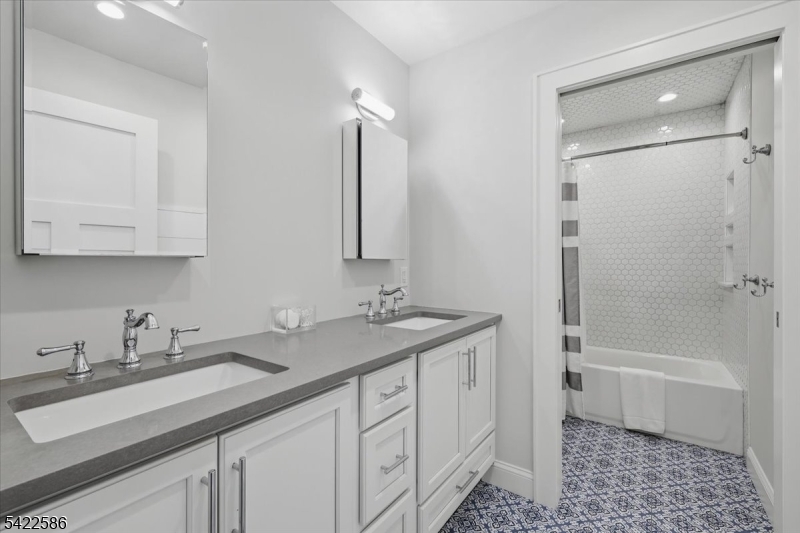 .6 miles to town/train - Residential