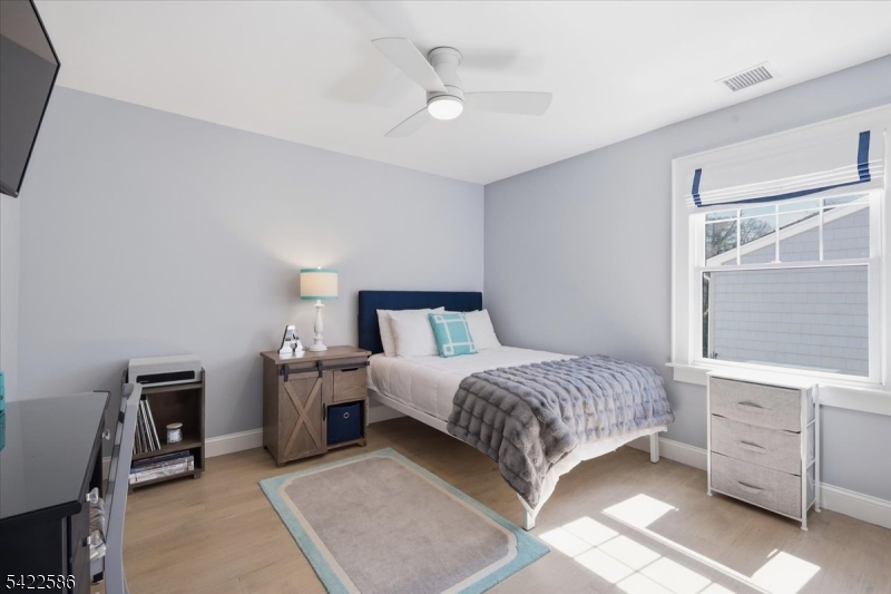 .6 miles to town/train - Residential