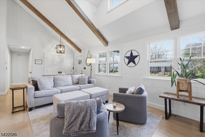 .6 miles to town/train - Residential