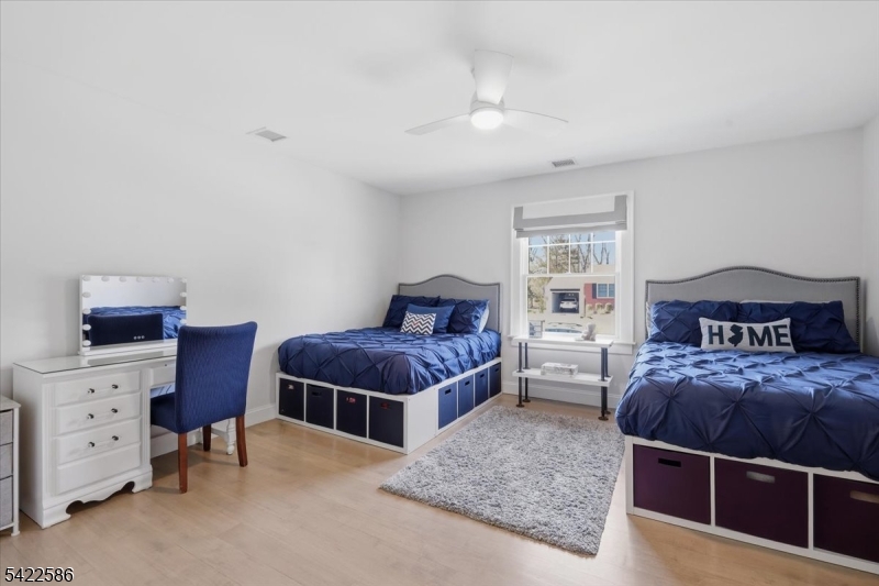 .6 miles to town/train - Residential