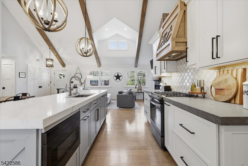 .6 miles to town/train - Residential