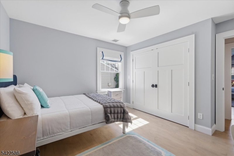 .6 miles to town/train - Residential