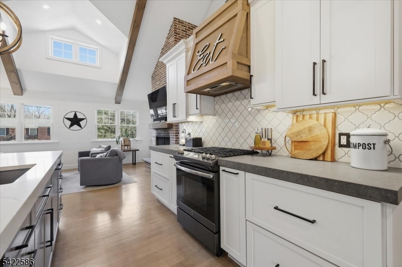 .6 miles to town/train - Residential