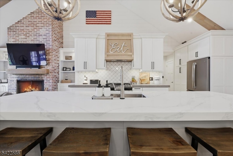 .6 miles to town/train - Residential