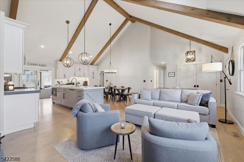 .6 miles to town/train - Residential